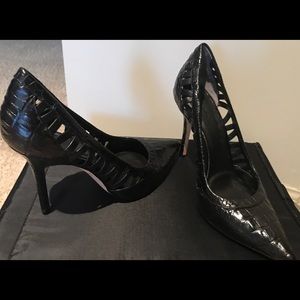 RACHEL ROY EMBOSSED CROC BLACK LEATHER PUMPS
